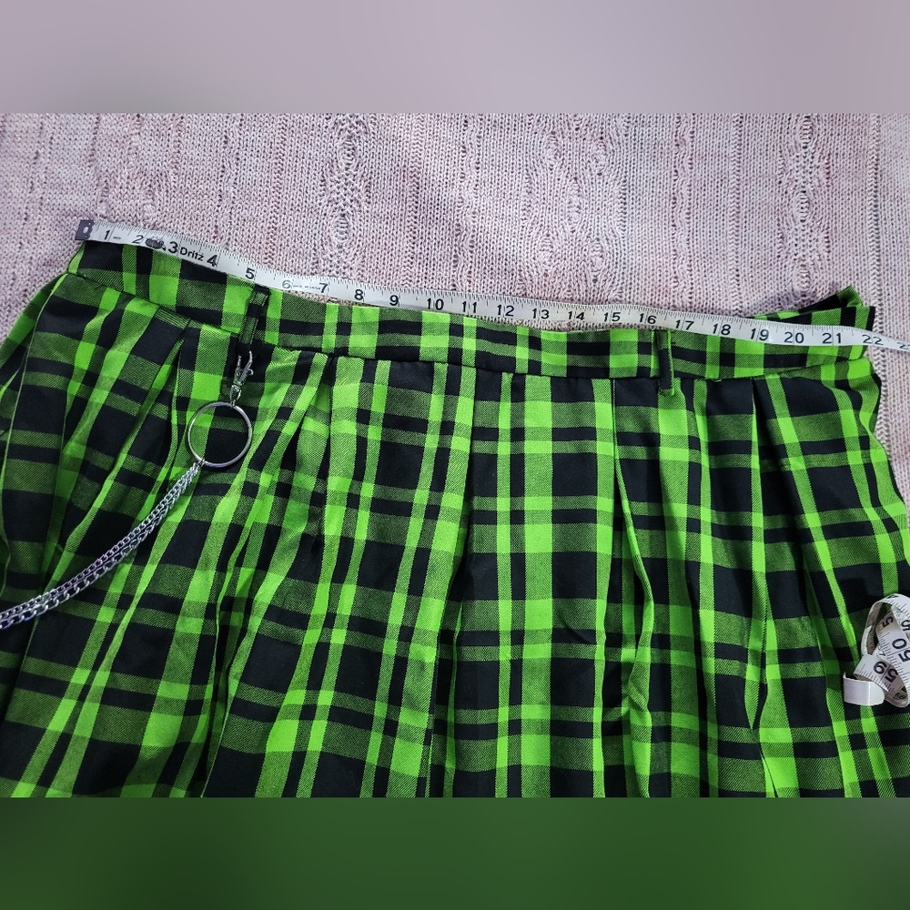 Hot Topic Plaid Green Skirt with Chain Size 3 - Picture 12 of 16